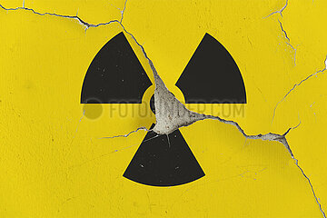 Radioaktivität Icon auf einer Wand mit abgeplatzter Farbe