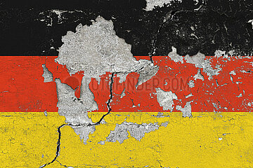 Deutsche Flagge auf einer Wand mit abgeplatzter Farbe