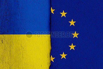 Flaggen UKR und EU auf Putzwand