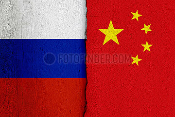 Flaggen RUS und CHINA auf Putzwand