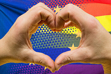 Herz-Hände vor einer Europride-Flagge