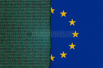 Binaercode und EU-Flagge auf Putzwand