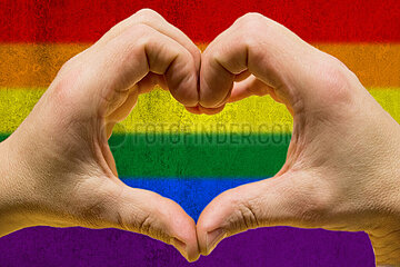 Herz-Hände vor Regenbogenflagge