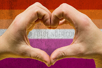 Herz-Hände vor Lesbian Pride Flagge