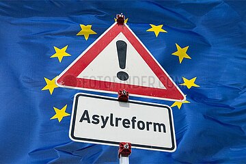 Symbolisches Warnschild Asylreform