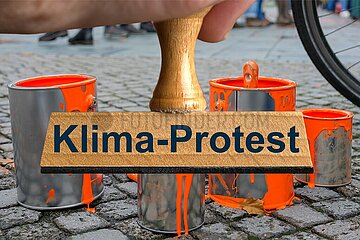 Symbolischer Stempel Klima-Protest
