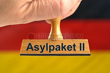 Symbolischer Stempel mit der Aufschrift Asylpaket II