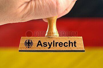 Symbolischer Stempel mit der Aufschrift Asylrecht