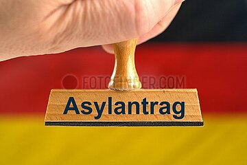 Symbolischer Stempel mit der Aufschrift Asylantrag