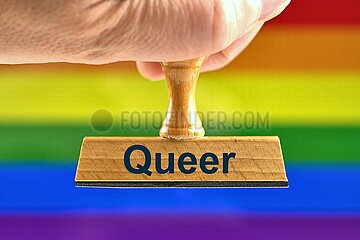 Symbolischer Stempel mit der Aufschrift Queer