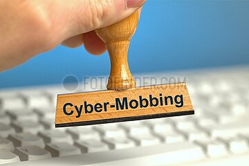 Symbolischer Stempel mit der Aufschrift Cyber-Mobbing