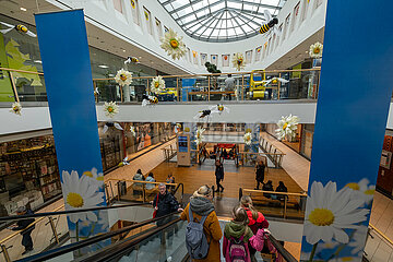Deutschland  Luebeck - Einkaufszentrum mit Fruehlingsdekor in der Innnenstadt