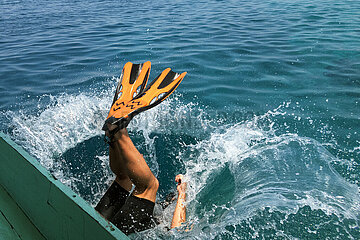 Gili Trawangan  Indonesien  Hobbytaucher laesst sich ruecklings ins Meer fallen