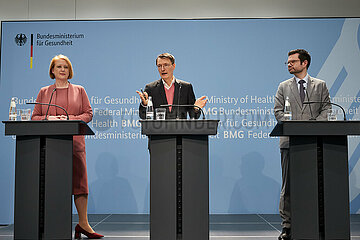 Berlin  Deutschland - Pressekonferenz zum Abschlussberichts der Kom-rSF mit Karl Lauterbach - Lisa Paus und Marco Buschmann im Bundesgesundheitsministerium.