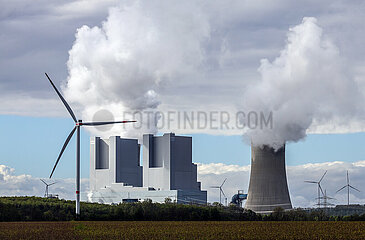 RWE Kraftwerk Neurath  Windrad  Grevenbroich  Nordrhein-Westfalen  Deutschland