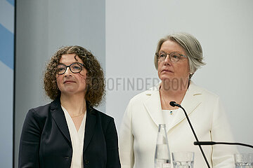 Berlin  Deutschland - Prof. Dr. Liane Woerner und Prof. Dr. Claudia Wiesemann bei der Pressekonferenz zum Abschlussberichts der Kom-rSF im Bundesgesundheitsministerium.