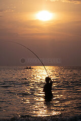 Senggigi  Indonesien  Silhouette: Mann angelt bei Sonnenuntergang im Meer