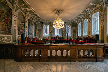 Deutschland  Luebeck - Audienzsaal (14. Jh.  in der Hanse Gerichtssaal) mit Gemaelden aus dem 18. Jh. (Rokoko  Darstellung der Tugenden) im historischen Luebecker Rathaus (UNESCO-Welterbe)