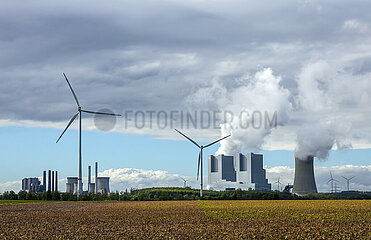 RWE Kraftwerk Neurath  Windrad  Grevenbroich  Nordrhein-Westfalen  Deutschland