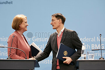 Berlin  Deutschland - Die Bundesminsiter Karl Lauterbach und Lisa Paus verabschieden sich per Handschlag nach einer Pressekonferenz im Bundesgesundheitsministerium.