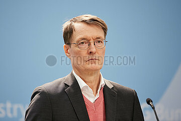 Berlin  Deutschland - Bundesgesundheitsminister Karl Lauterbach bei der Pressekonferenz zum Abschlussberichts der Kom-rSF in seinem Ministerium.