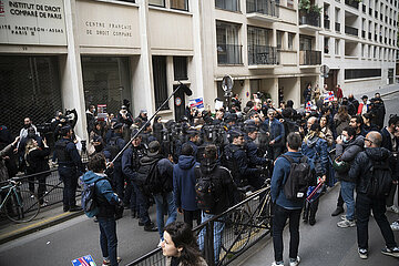 Zionistische Gruppe stört die Blockade der Sciences Po in Paris.