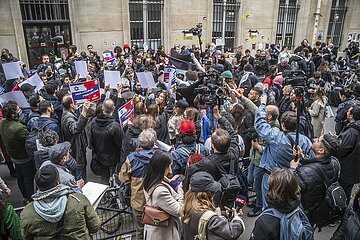 Zionistische Gruppe stört die Blockade der Sciences Po in Paris.