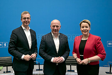 Berlin  Deutschland - Stefan Evers mit Kai Wegner und Franziska Giffey nach der Senatspressekonferenz im Roten Rathaus.