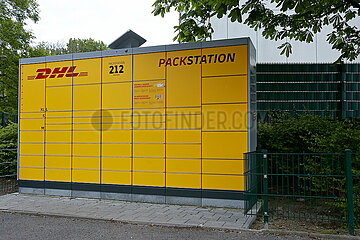 Berlin  Deutschland - Eine Packstation von DHL vor einem Hochhaus in Berlin-Mitte.