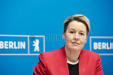 Berlin  Deutschland - Die Senatorin fuer Wirtschaft Energie und Betriebe Franziska Giffey bei der Senatspressekonferenz im Roten Rathaus.