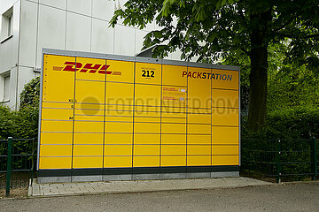 Berlin  Deutschland - Eine Packstation von DHL vor einem Hochhaus in Berlin-Mitte.