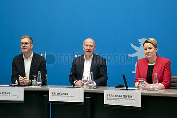 Berlin  Deutschland - Stefan Evers mit Kai Wegner und Franziska Giffey bei der Senatspressekonferenz im Roten Rathaus.