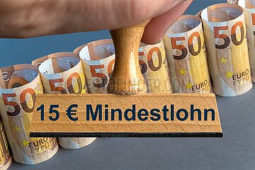 Symbolischer Stempel 15 Euro Mindestlohn