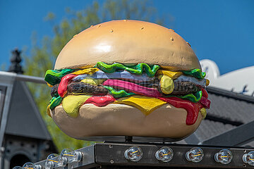 Hamburger Attrappe auf einem Imbiss-Stand