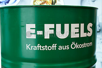 Berlin  Deutschland - Eine gruene Oel-Tonne ist mit dem Werbeschriftzug E-Fuels Kraftstoff aus Oekostrom beklebt.