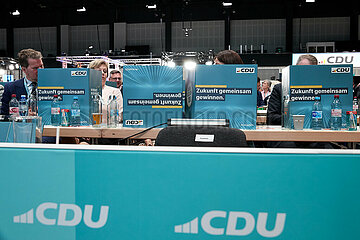 Berlin  Deutschland - Delegierte des CDU-Parteitags sitzen an ihren Plaetzen hinter ihren sogenannten Wahlkabinen.