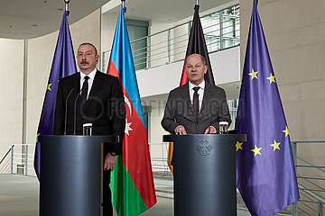 Berlin  Deutschland - Ilham Alijew und Olaf Scholz bei der gemeinsamen Pressekonferenz im Kanzleramt.