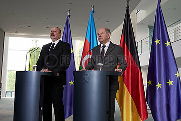 Berlin  Deutschland - Ilham Alijew und Olaf Scholz bei der gemeinsamen Pressekonferenz im Kanzleramt.