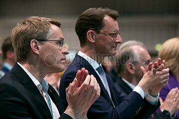 Berlin  Deutschland - Daniel Guenther (L) und Hendrik Wuest applaudieren nach der Rede des Parteivorsitzenden beim CDU-Bundesparteitag