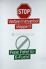 Berlin  Deutschland - Werbeslogan fuer E-Fuels auf einer Leuchtwand.