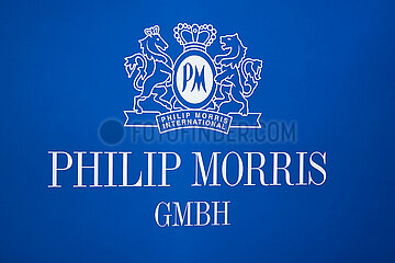 Berlin  Deutschland - Das Logo und der Schriftzug der Philip Morris GmbH auf einer blauen Leuchtwand.