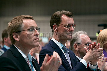 Berlin  Deutschland - Daniel Guenther (L) und Hendrik Wuest applaudieren nach der Rede des Parteivorsitzenden beim CDU-Bundesparteitag