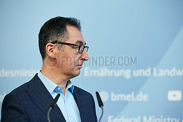 Berlin  Deutschland - Bundeslandwirtschaftsminister Cem Oezdemir bei der Pressekonferenz zur Waldzustandserhebung 2023.