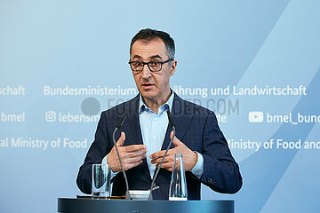 Berlin  Deutschland - Bundeslandwirtschaftsminister Cem Oezdemir bei der Pressekonferenz zur Waldzustandserhebung 2023.