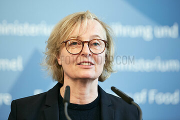Berlin  Deutschland - Dr. Nicole Wellbrock vom Thuenen-Institut bei der Pressekonferenz zur Waldzustandserhebung 2023.