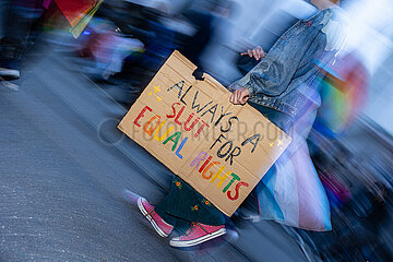 Demo gegen Queerenfeindlichkeit verkommt zu Hass gegen Journalisten