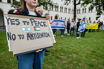Palästina Camp und Gegenprotest vor der LMU in München