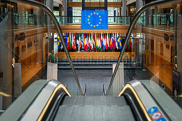 Europaeisches Parlament in Strassburg - Foyer mit Flaggen