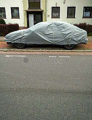 Deutschland  Bremen - eingepacktes Auto an der Strasse
