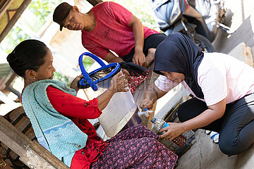 Keroya  Indonesien  Honig wird in eine Plastikflasche gefuellt